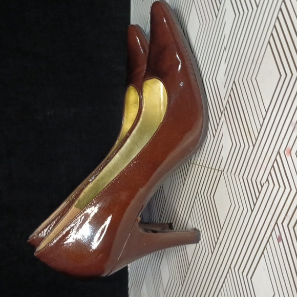 Kenneth Cole reaction ladies pumps size 8 patent leather. - Picture 4 of 9